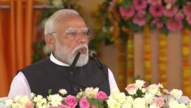 Photo of पीएम मोदी प्रोटोकॉल से 40 मिनट बेसी समय बाबा बिस्वनाथ अउर भक्तन के साथे बिताइन