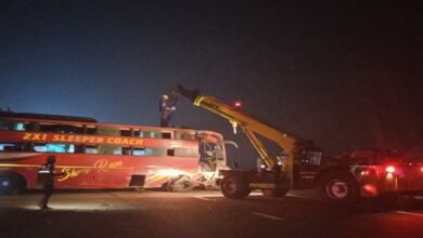 Photo of बदायूं में गंगा एक्सप्रेसवे पर भीषण हादसा: टायर फटे से पलटि गय स्लीपर बस