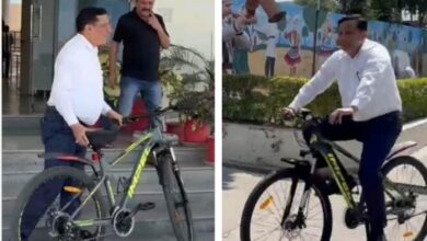 Photo of खुदै मिसाल बनिन बंशीधर तिवारी… साइकिल से पहुँचिन सूचना मुख्यालय